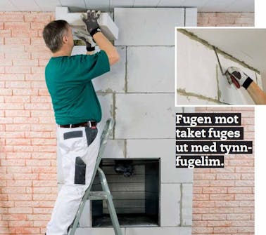 Montere peisinnsats: Den siste rekka med blokker sages til på høyden Montere peisinnsats: Den siste rekka med blokker sages til på høyden